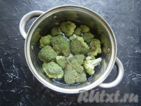 Разобрать брокколи на соцветия. Поместить соцветия капусты в кастрюлю и полностью залить водой.