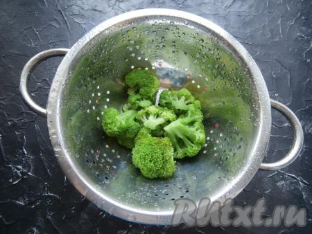 Кастрюлю с брокколи поставить на огонь, а после закипания воды, немного посолив и уменьшив огонь, варить капусту буквально 3-4 минуты, затем откинуть на дуршлаг и промыть холодной водой.