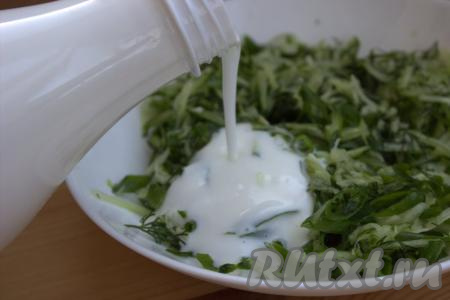 В миску с огурцами, зеленью и чесноком влить кефир, приправить чёрным молотым перцем и досолить по вкусу суп, хорошо перемешать и поставить в холодильник на 30 минут.