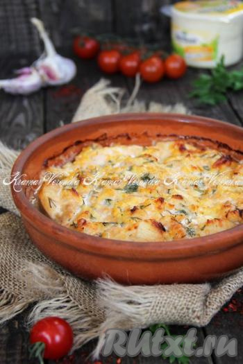 Вкусное, нежное, сочное, ароматное, тающее во рту куриное филе, запечённое в кефире, достаём из духовки и подаём с гарниром. Уверена, приготовив это простое мясное блюдо, вы не раз вернётесь к этому рецепту!