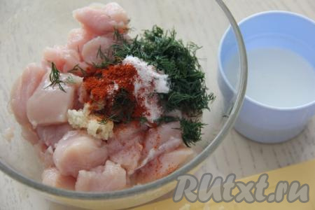 К нарезанному куриному мясу добавить зубчик чеснока, пропущенный через пресс, соль, специи (я использовала копчёную паприку) и укроп.