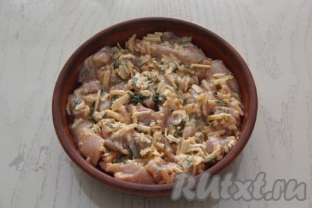 Перемешать и выложить в жаропрочную форму (я выложила в форму для запекания диаметром 18 см), разровнять массу.