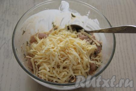 К куриному филе, залитому кефиром, добавить натёртый сыр.