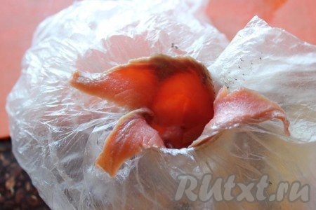 Небольшую рюмочку конической или округлой формы или подставку для яйца проложите пищевой плёнкой и затем выложите тонкими дольками рыбу (тут с/с горбуша) так, чтобы дно и стенки были полностью укрыты рыбой и ещё остались кончики кусочков снаружи, т.е. как показано на фото.