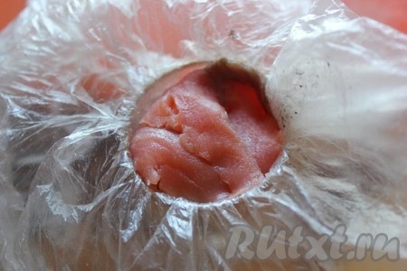 Закройте рис оставленными для этого выступающими за его пределы ломтиками рыбы.