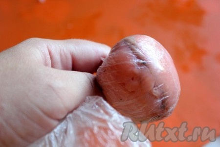 Извлеките рыбу с рисом вместе с пищевой плёнкой и зафиксируйте форму темари, затем аккуратно снимите плёнку.