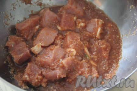 Оставить свинину в винном маринаде на 5 часов в прохладном месте.