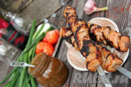 Шашлык из свинины, замаринованный в красном вине и приготовленный на мангале, нужно сразу же, горячим, подать к столу, дополнив любимым соусом, зеленью и овощами.