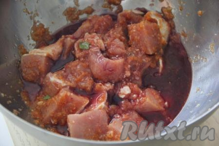 Влить красное вино и ещё раз перемешать мясо.