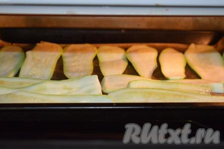 Отправляем противень в разогретую духовку и запекаем кабачки до мягкости (примерно, 30 минут) при температуре 190 градусов. В процессе запекания 1 раз переворачиваем кабачки на другую сторону.