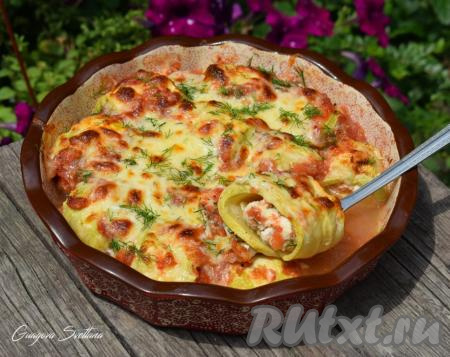 Наше вкуснейшее и ароматнейшее блюдо готово! Достаём рулетики&nbsp;из кабачков с фаршем из духовки и даём им немного остыть. Посыпаем блюдо зеленью и подаём к столу.