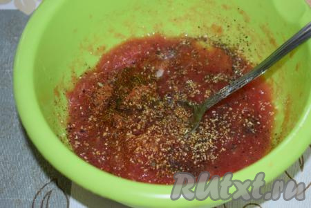 Добавляем к помидорно-чесночной смеси любимые специи, соль, сахар и 1 столовую ложку растительного&nbsp;масла, перемешаем и заливка готова.