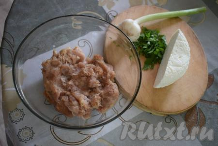 Пока запекаются кабачки, подготовим начинку для наших рулетиков. Для этого мясо и очищенную луковицу прокрутим на мясорубке, посолим и поперчим наш фарш, добавим специи по вкусу.