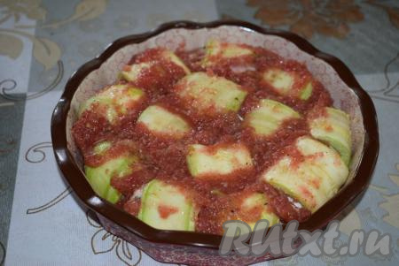 Далее заливаем рулетики из кабачков с фаршем подготовленной заливкой и отправляем форму в духовку.&nbsp;Так как форма у меня керамическая, то мне пришлось ставить запекаться в холодную духовку, чтобы форма не лопнула.