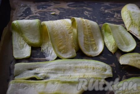 Готовые размягчённые кабачки достаём из духовки. Проверяем их на мягкость, сворачиваем пополам, - если кабачки хорошо гнутся, значит они достаточно запеклись и можно&nbsp;приступать&nbsp;к скручиванию рулетиков.