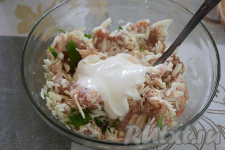 Добавляем сметану и перемешиваем, начинка для кабачковых рулетиков готова.