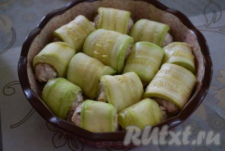 Подготовленные рулетики перекладываем в форму для запекания. Я использовала керамическую форму диаметром 24 см.