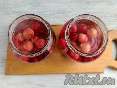 Банки установить на деревянную подставку (или дощечку). Влить в банки с черешней и вишней кипящую воду, заполняя баночки до самого верха.