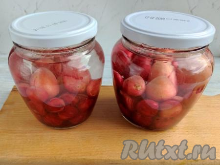 Неплотно закрутить банки крышками, укутать в полотенце и оставить заготовки на 30 минут, чтобы ягоды прогрелись.