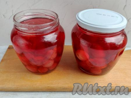 Кастрюлю с сахаром и водой, слитой из банок, поставить на огонь, после закипания проварить сироп минуты 2-3, чтобы все кристаллики сахара растворились. Горячий сироп влить в банки с ягодами, заполняя их до горлышка баночек. Плотно закрутить заготовки крышками, проверить на герметичность. Поставить банки с компотом вверх дном (на крышки), завернуть в тёплое одеяло и оставить в таком виде до остывания.