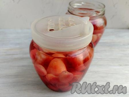 По прошествии 30 минут остывшую до тёплого состояния воду слить из банок с ягодами в кастрюлю с сахаром. Удобно это делать через специальную капроновую крышку с отверстиями.