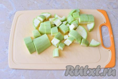 Кабачок для приготовления омлета берите молодой. У такого кабачка шкурка мягкая (очищать её не надо), а семечки внутри ещё не созрели, поэтому можно использовать овощ целиком. Помойте кабачок от загрязнений, отрежьте хвостики с двух сторон и нарежьте его на небольшие кубики.&nbsp;