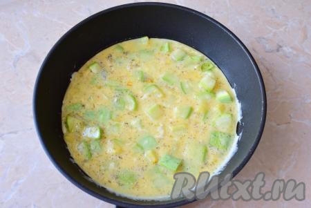 Залейте обжаренные кабачки яичной смесью.