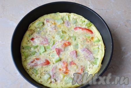 В конце приготовления равномерно посыпьте поверхность омлета натёртым сыром, накройте крышкой и готовьте ещё пару минут (до расплавления сыра), снимите с огня.