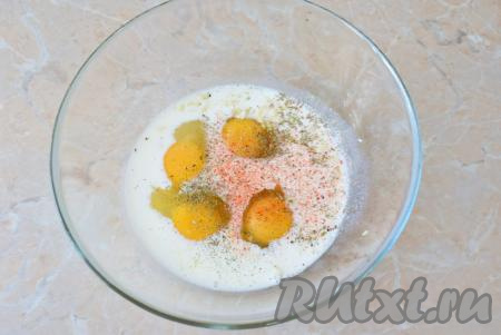 В достаточно большую миску вбейте яйца, влейте молоко, добавьте измельчённый чеснок, соль и специи, очень хорошо перемешайте венчиком (яичная смесь должна получиться однородной).