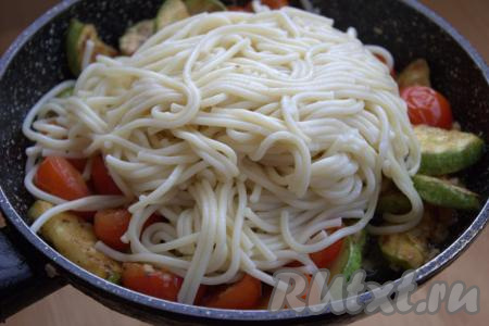Перемешать хорошо, посолить и приправить по вкусу (я использовала приправу "Итальянские травы"). Далее в сковороду добавить отваренные спагетти.