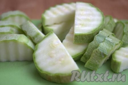 Кабачки вымыть (с молодого кабачка кожуру можно не снимать), нарезать кружочками толщиной 5-7 мм, а затем разрезать кружки пополам.