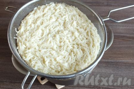 Откиньте вермишель на дуршлаг, оставьте на время, чтобы стекла вода.