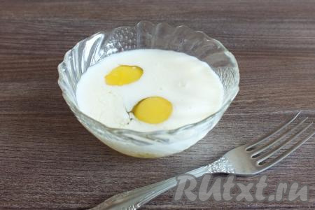 В мисочке взбейте вилкой 2 яйца и молоко.