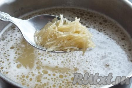 В кастрюлю налейте 1,2 литра воды, добавьте 0,5 столовой ложки&nbsp;соли и 2 столовые ложки&nbsp;растительного масла, доведите до кипения, всыпьте мелкую вермишель. Варите вермишель после закипания 5 минут.