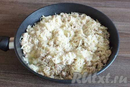 Затем добавьте отваренную вермишель к обжаренному фаршу с луком, перемешайте. Если необходимо, то подсолите.