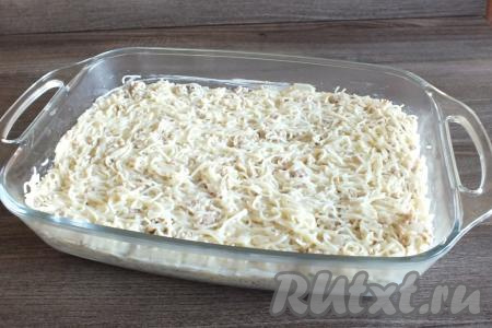 Форму для запекания (я использовала форму размером 20 см на 35 см), смажьте сливочным маслом. Выложите в форму вермишель с фаршем, влейте смесь яиц и молока, перемешайте содержимое формы и разровняйте. Поставьте форму с вермишелью и фаршем в разогретую до 200 градусов духовку на 20-25 минут.