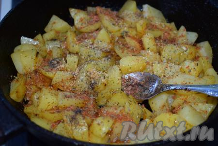Слегка поджарившийся&nbsp;картофель посыпаем солью (у меня чесночная соль со специями), добавляем молотый чёрный перец, сушёный чеснок и перемешиваем. Даём картофелю обжариться со специями на среднем огне, примерно, 5 минут.