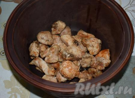 Перекладываем индейку со сковороды в горшочек для запекания (у меня горшочек объёмом 1,5 литра).