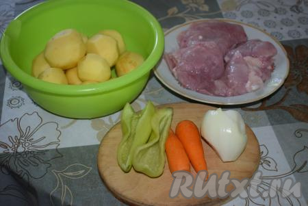 Подготовим продукты. Картофель (у меня молодой) очистим от кожицы и промоем. Из болгарского&nbsp;перца удалим плодоножку и семена. Морковь и лук очистим от кожицы. Мясо&nbsp;индейки промоем и обсушим бумажными полотенцами.