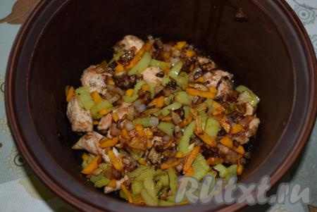 Обжаренные овощи перекладываем в горшочек к индейке.