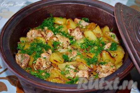 Посыпаем блюдо зеленью и горячим подаём к столу.