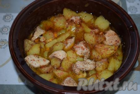 Перемешиваем картофель с содержимым горшочка&nbsp;и наливаем кипячёную воду.&nbsp;Количество воды будет зависеть от горшочка, вода должна слегка покрывать содержимое (как на фото). Пробуем на соль, если надо, подсаливаем и добавляем специи по вкусу.