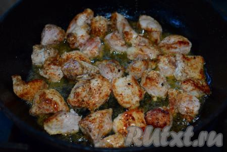 Далее переворачиваем индейку на другую сторону и жарим ещё 3 минуты (до румяной корочки).