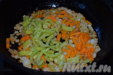 Далее нарезаем кубиками лук,&nbsp;соломкой нарезаем морковь и болгарский перец, затем выкладываем в сковороду, на которой обжаривалась индейка, и обжариваем овощи на умеренном огне,&nbsp;примерно, 7 минут (до мягкости), периодически помешивая.