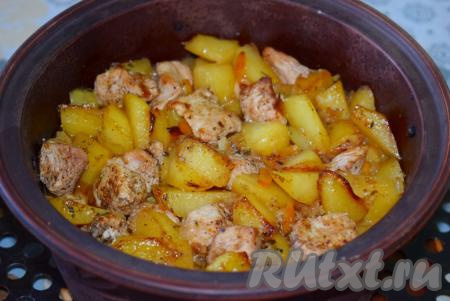 Готовое жаркое достаём из духовки.