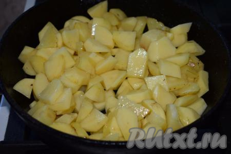 В чистую сковороду наливаем оставшееся растительное и добавляем оставшееся сливочное масло. Как только масло разогреется, добавляем в скороду нарезанный картофель и жарим его на достаточно сильном огне, периодически помешивая, примерно, 10 минут.