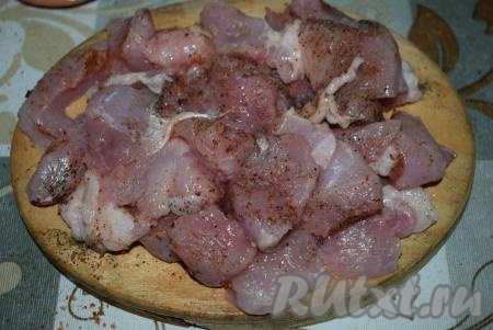 Филе индейки нарежем на средние кусочки, посолим, поперчим, добавим любимые специи, перемешаем и оставим мясо просолиться на 5-7 минут.