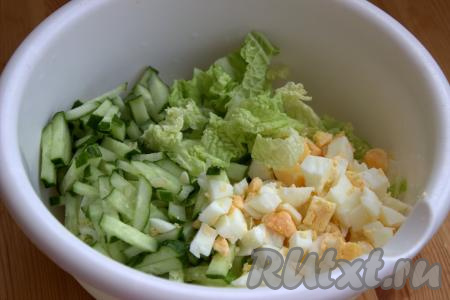 В отдельной миске соединить нарезанную пекинскую капусту, огурцы и яйца.