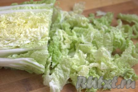 С вилка пекинской капусты снять верхние повреждённые листья. Разрезать вилок на несколько частей, а затем нарезать на небольшие кубики.