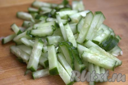 Помыть и нарезать на небольшие брусочки свежие огурчики.